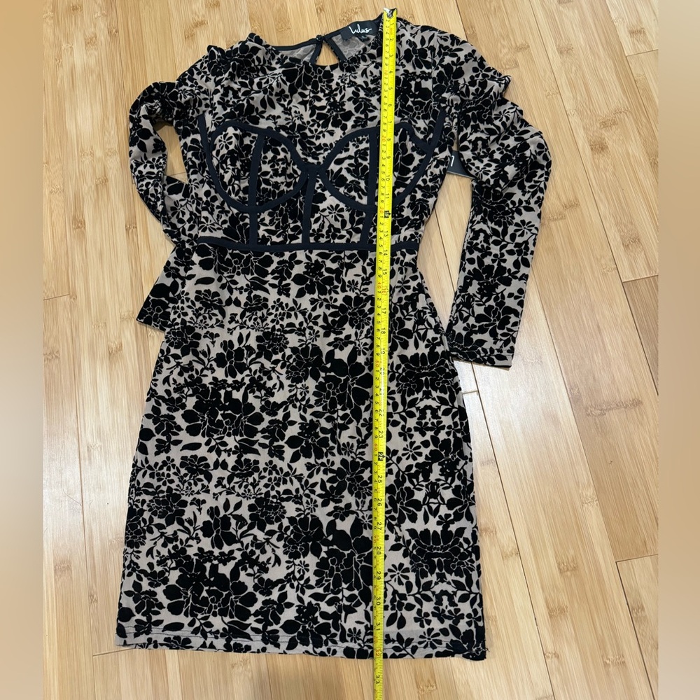 Lulu’s nude & velvet silhouette dress - Picture 5 of 5